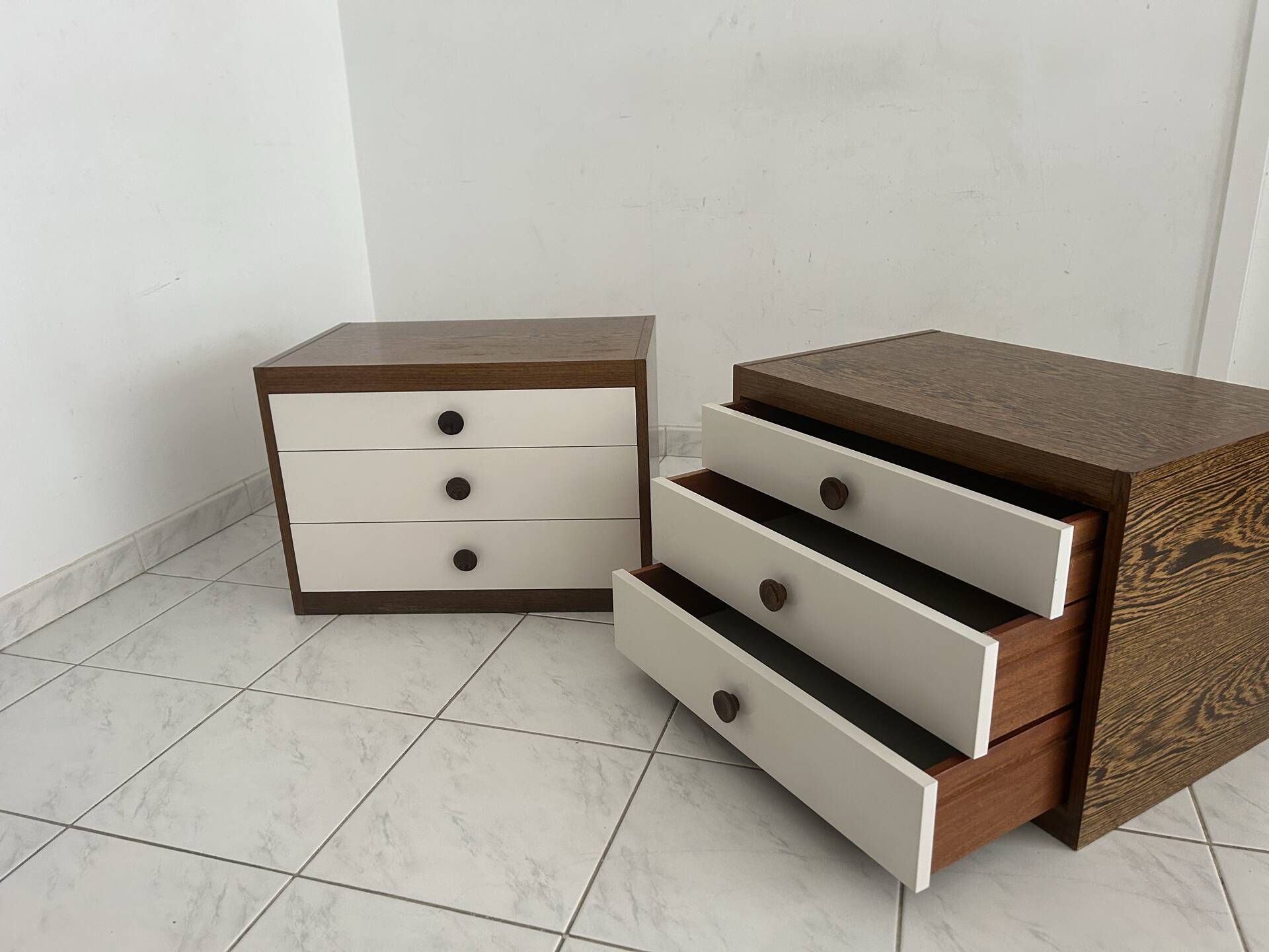 Ensemble de tables de chevet vintage en bois wengé.