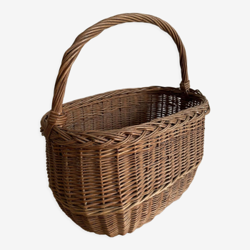 Oval wicker basket