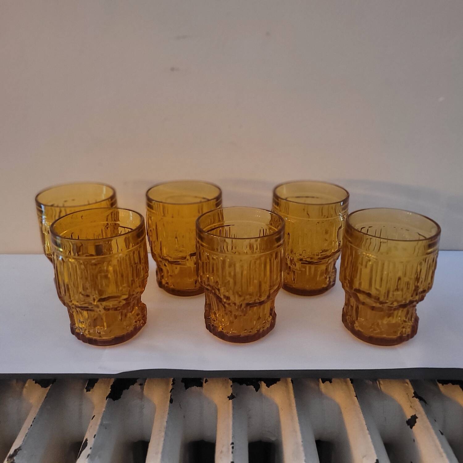 Verres ambrés en verre moulé. Années 60–70