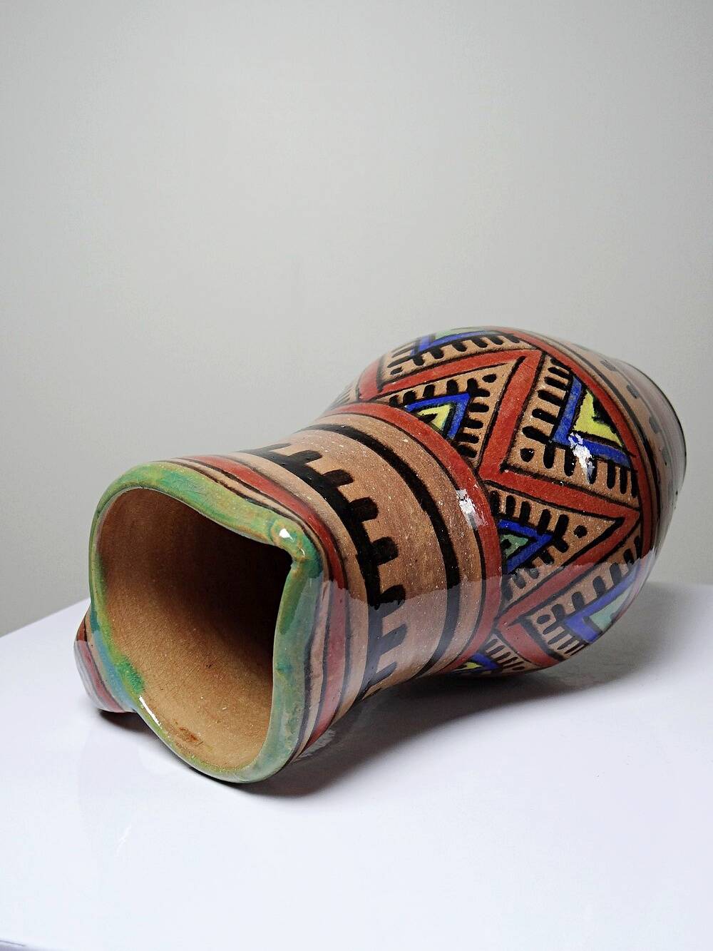 Small Moroccan jug in glazed terracotta, signed, Berber decoration, 20th century.