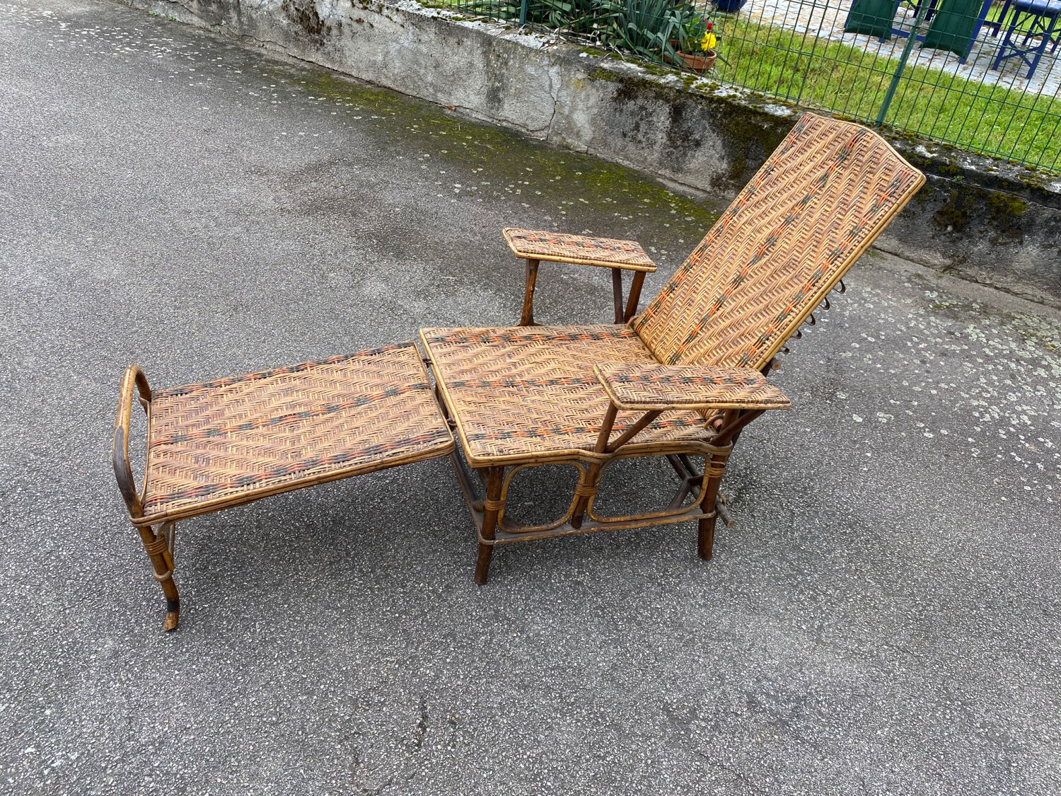 Wicker chaise longue