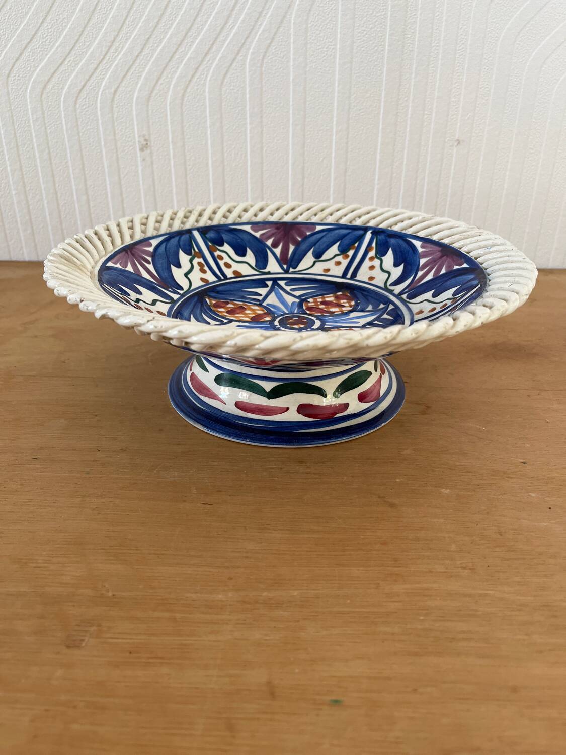 Fruit bowl on foot made in Spain in ceramic