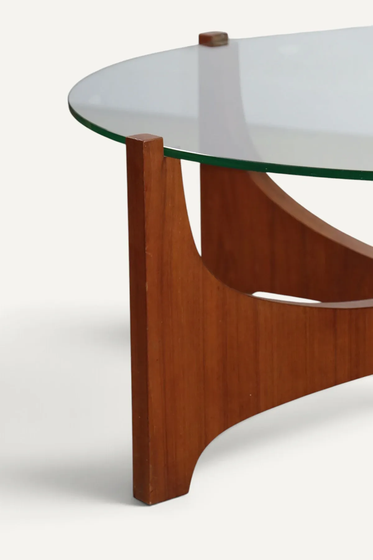 Round coffee table in teak and glass, after Hugues Poignant – 1960s