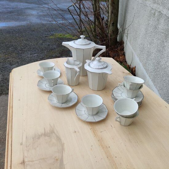 Coffee maker and cups