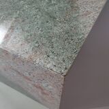 Table basse en granit de forme libre, façade ondulée graduée. Hollande '70