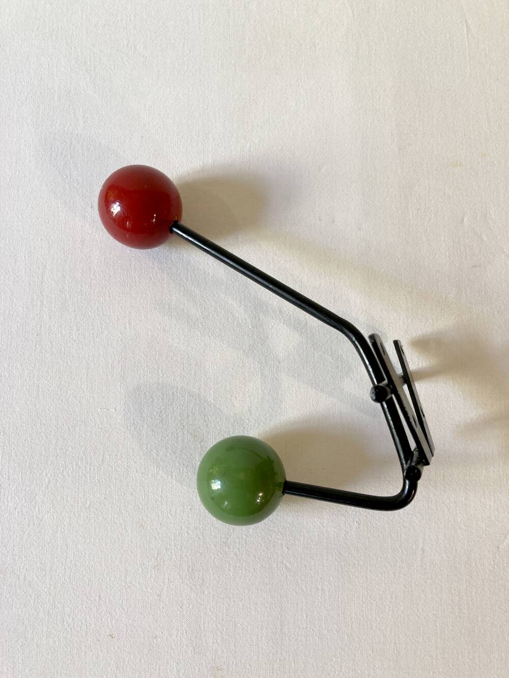 Petite patère double en métal et bois peint vert et rouge, années 1950-60