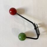 Petite patère double en métal et bois peint vert et rouge, années 1950-60