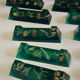 Knife holder in resin and inclusion of shells