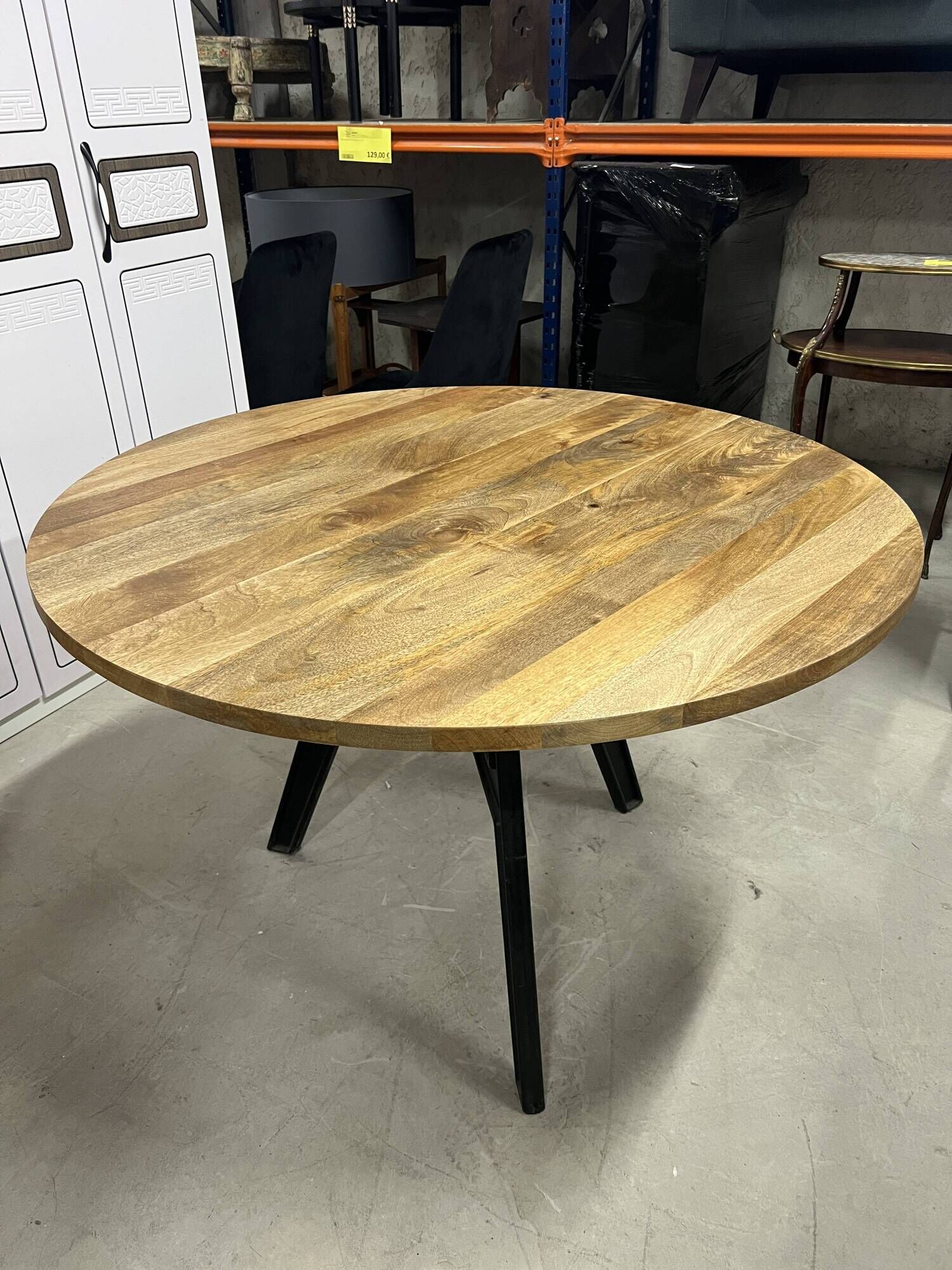 Industrial dining table for 6 to 8 people in mango and cast iron