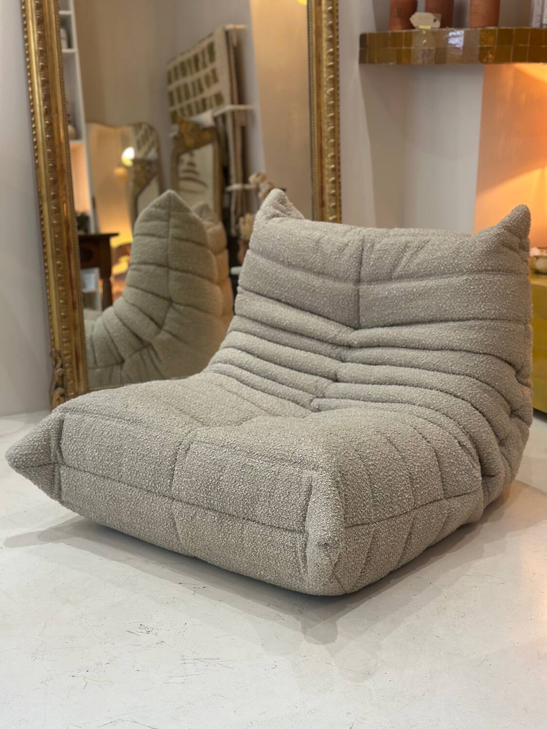 Chauffeuse Togo Ligne Roset par Michel Ducaroy bouclette moka taupe beige