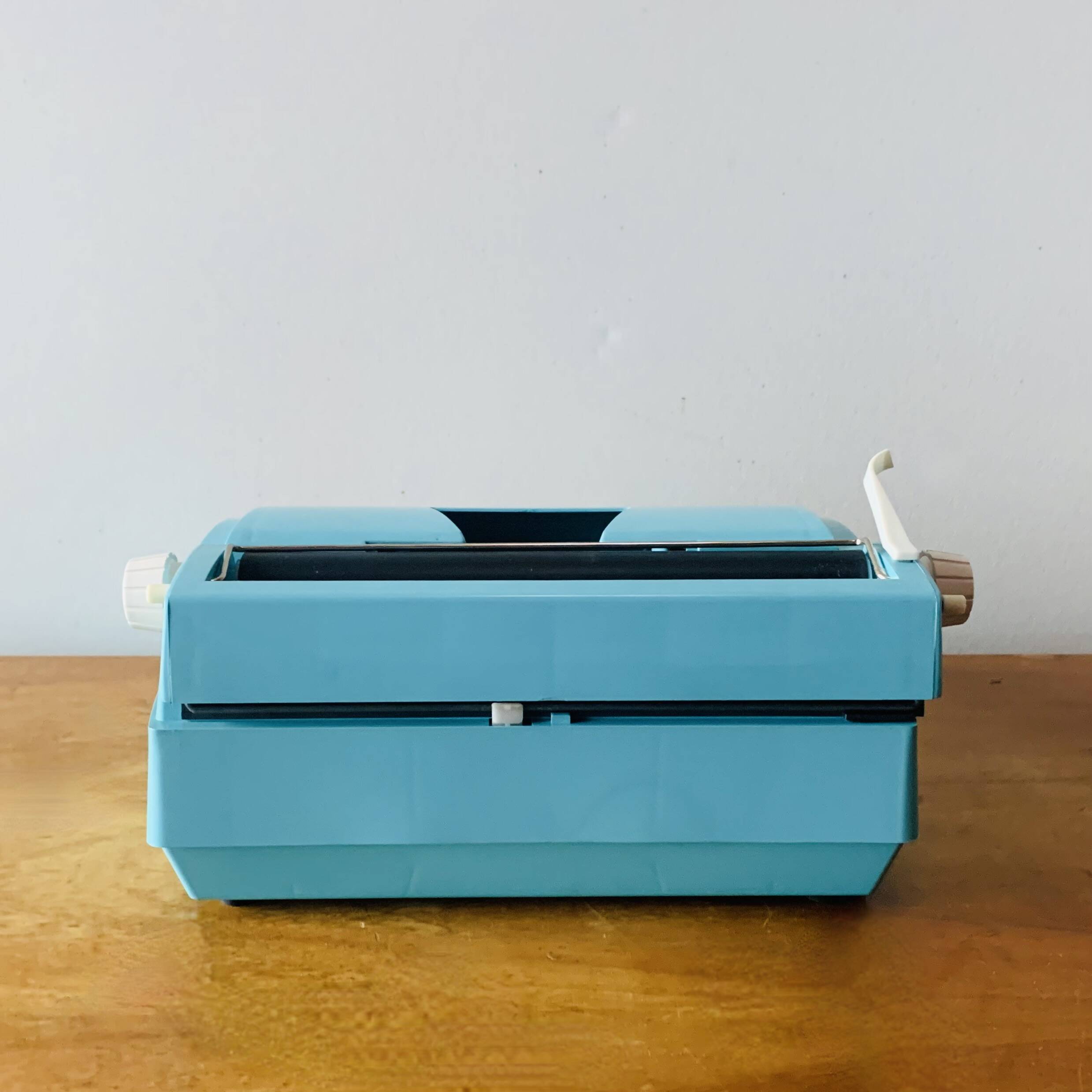 Vintage typewriter for children: Petite Junior De Luxe - in its carrying case