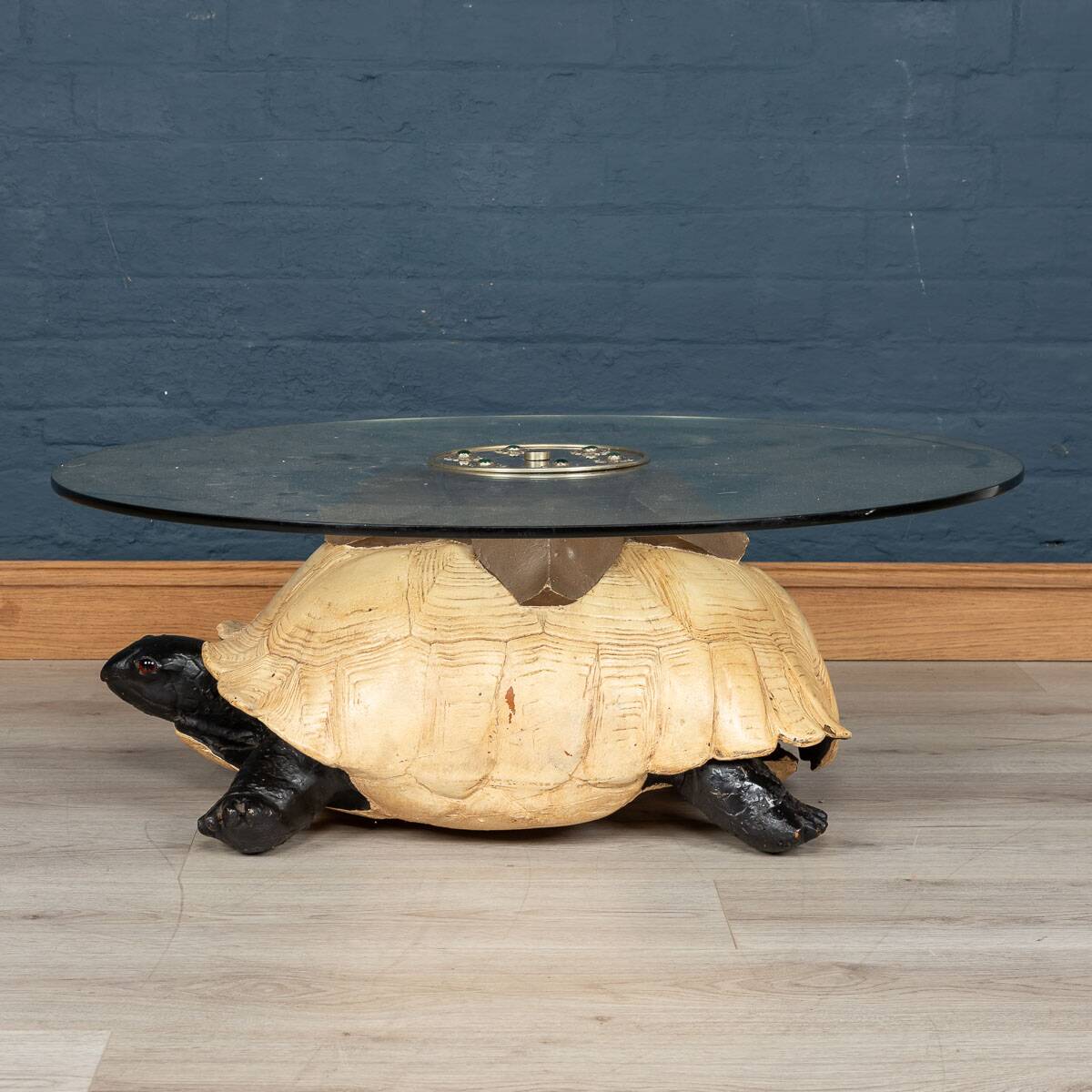 TABLE BASSE INUSITÉE EN FORME DE TORTUE PAR ANTHONY REDMILE, LONDRES