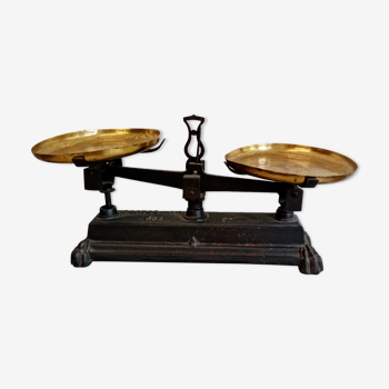 Cast iron scale 2 trays and weight