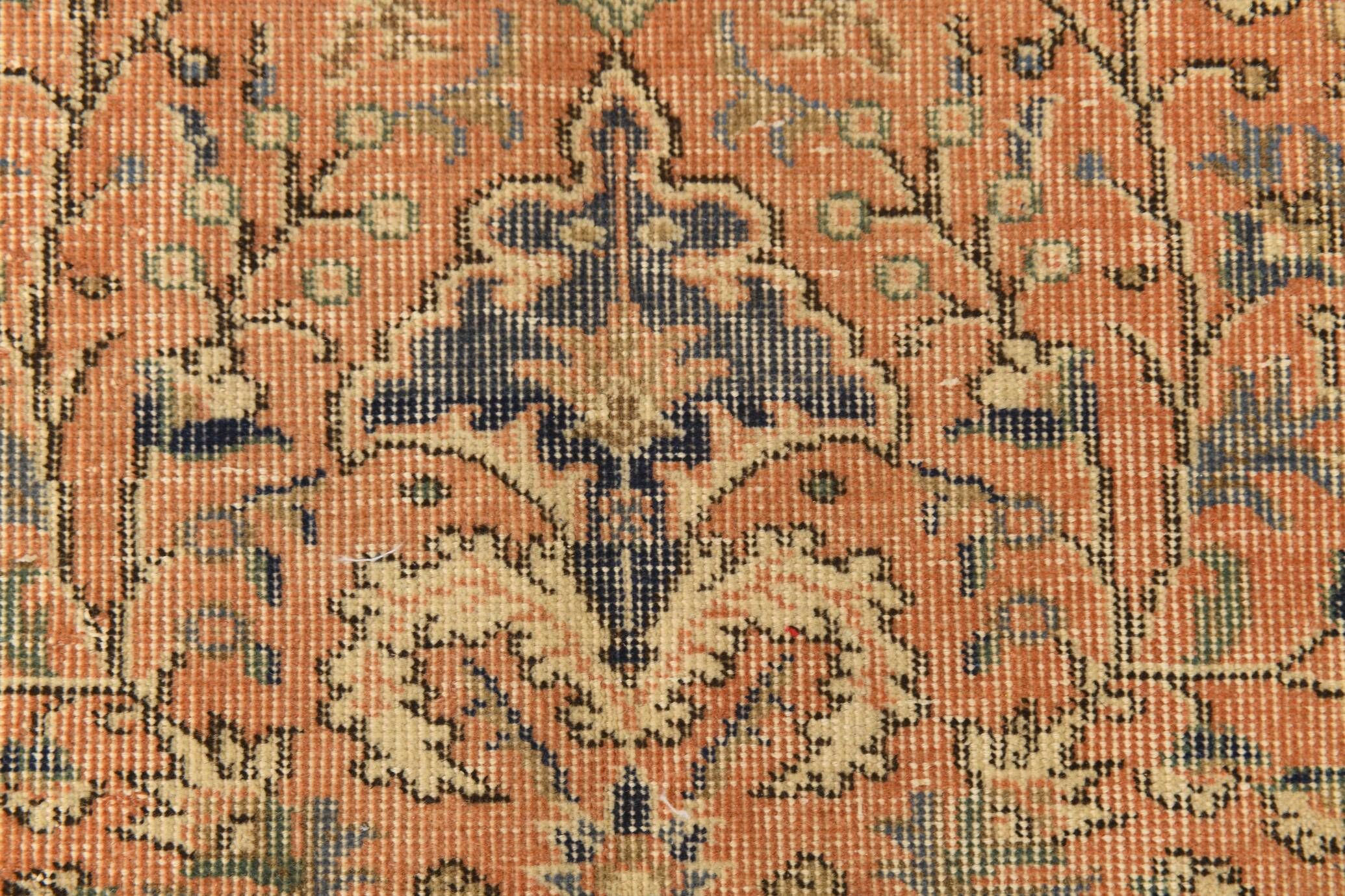Vintage Turkish rug in red and beige with floral medallion, 199 × 288 cm