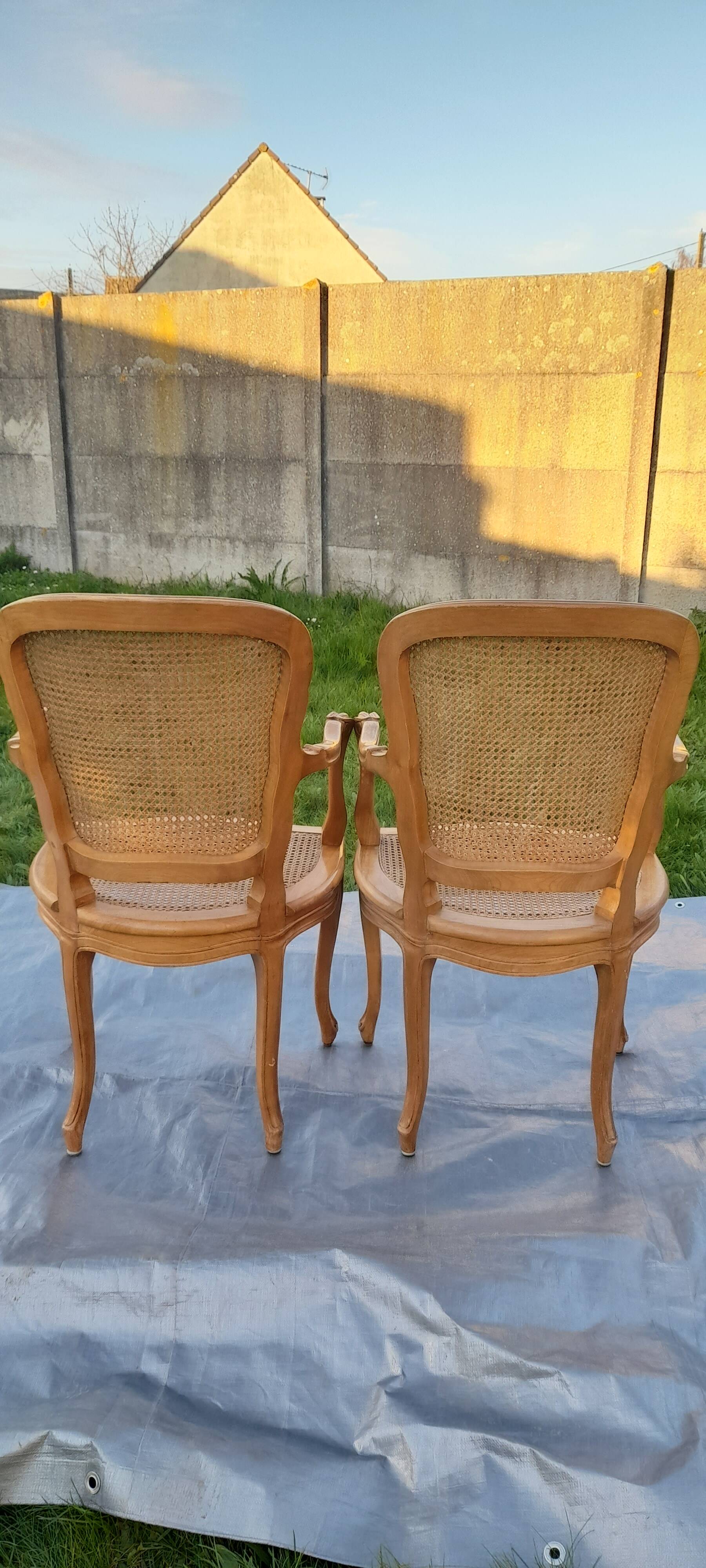 Paire de fauteuils cannés style Louis XV