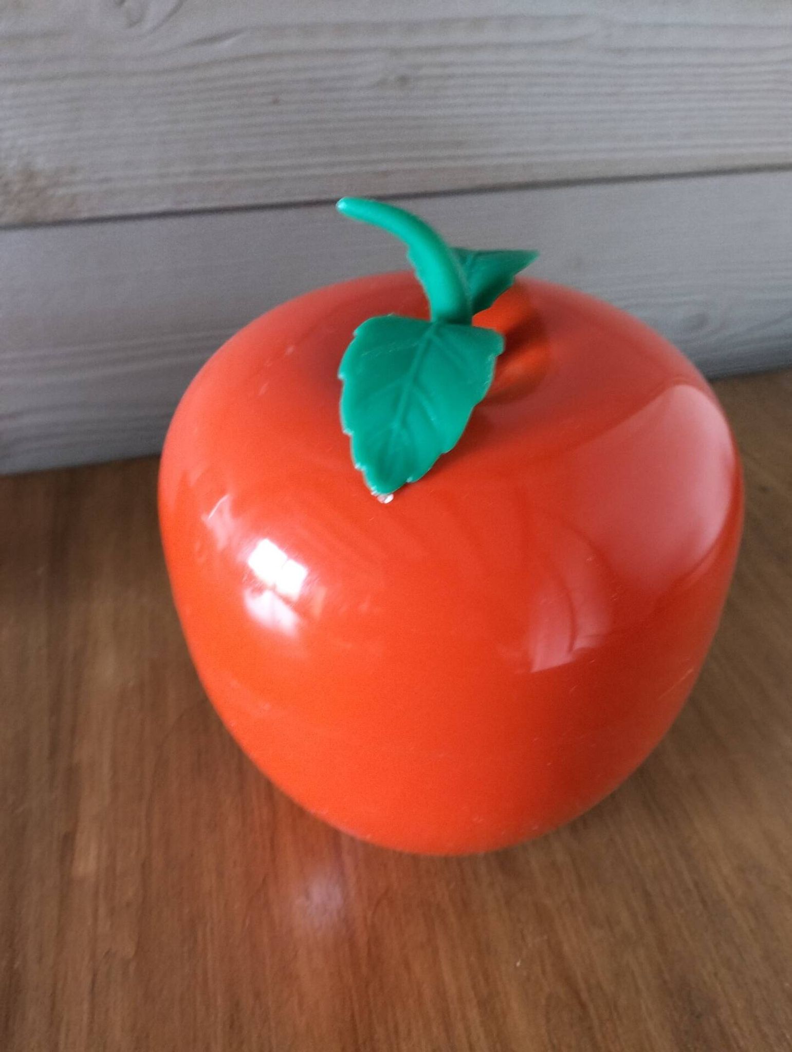 Apple ice bucket