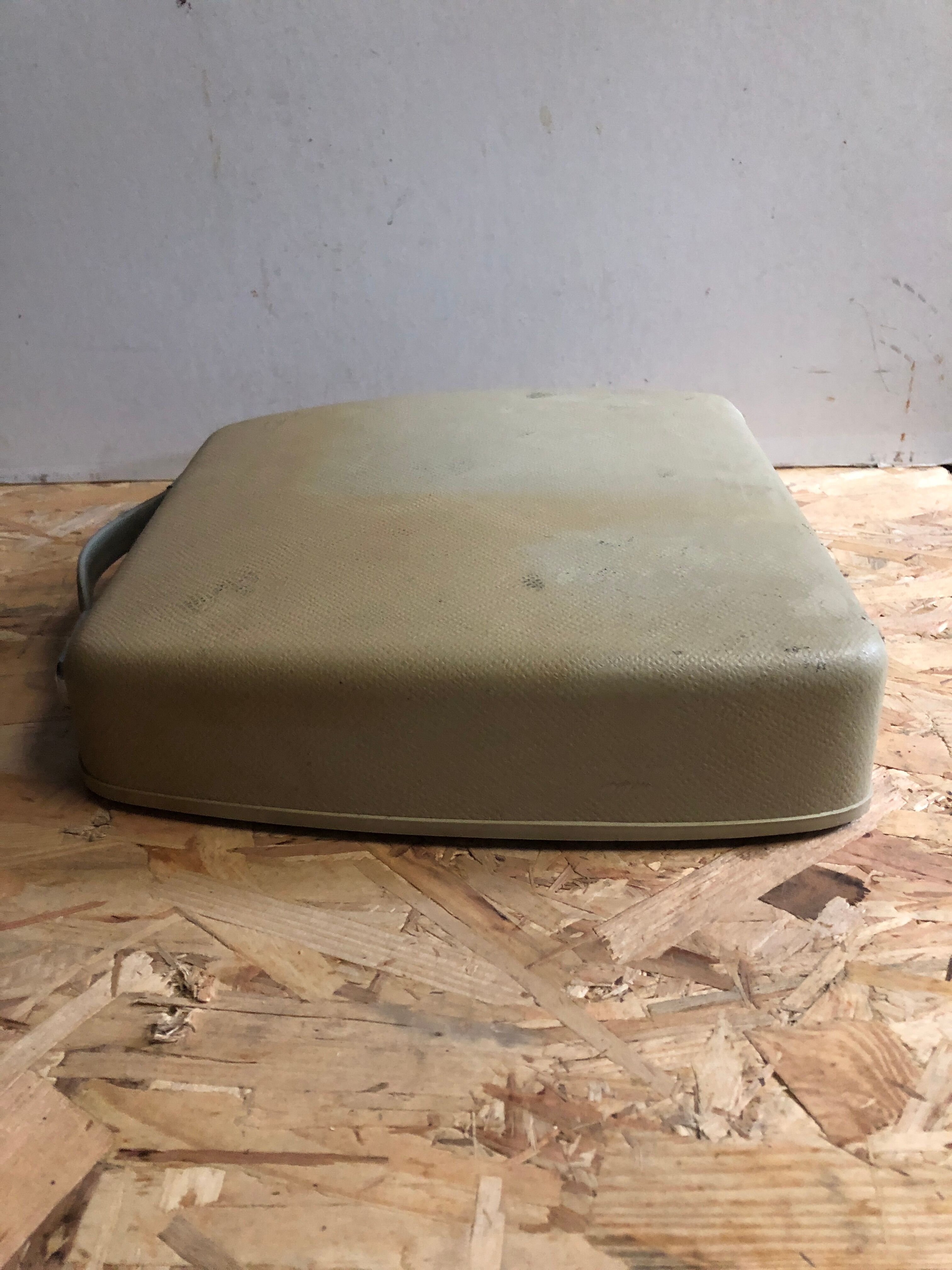 Old writing machine triumph tippa bakelite grey + vintage trunk