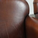 Ensemble de 2 fauteuils en peau de mouton au design art déco avec des couleurs chaudes.