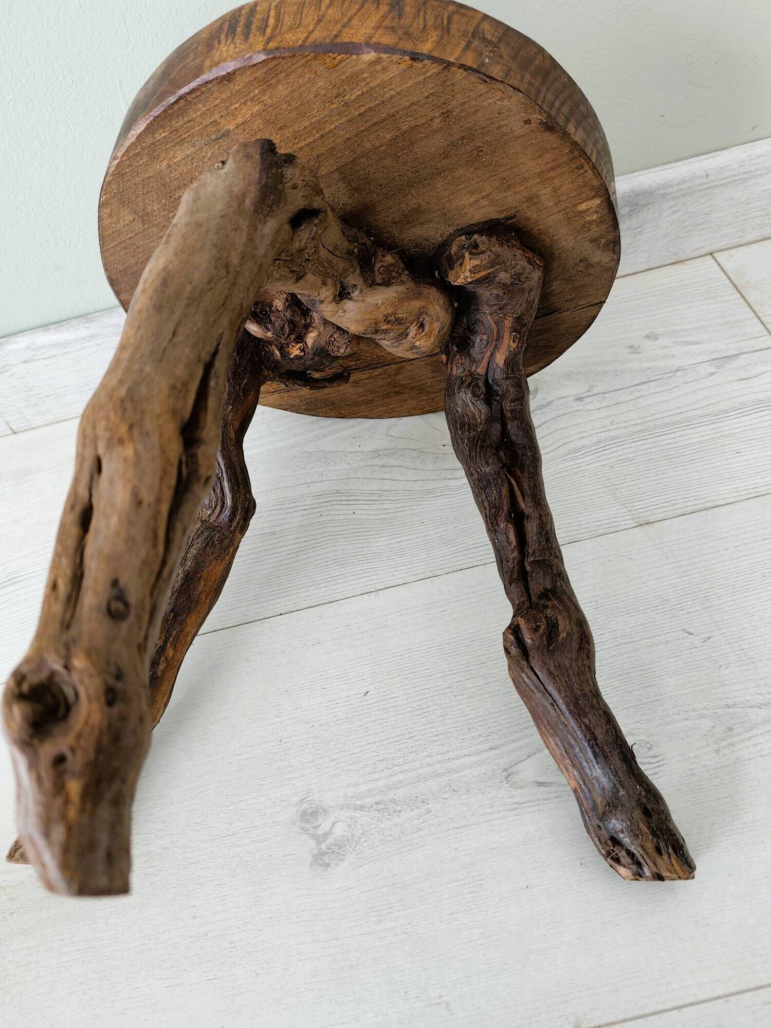 Tabouret brutaliste en ceps de vigne