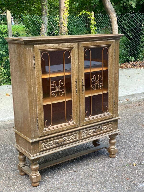 Vitrine renaissance espagnol en bois massif patiné