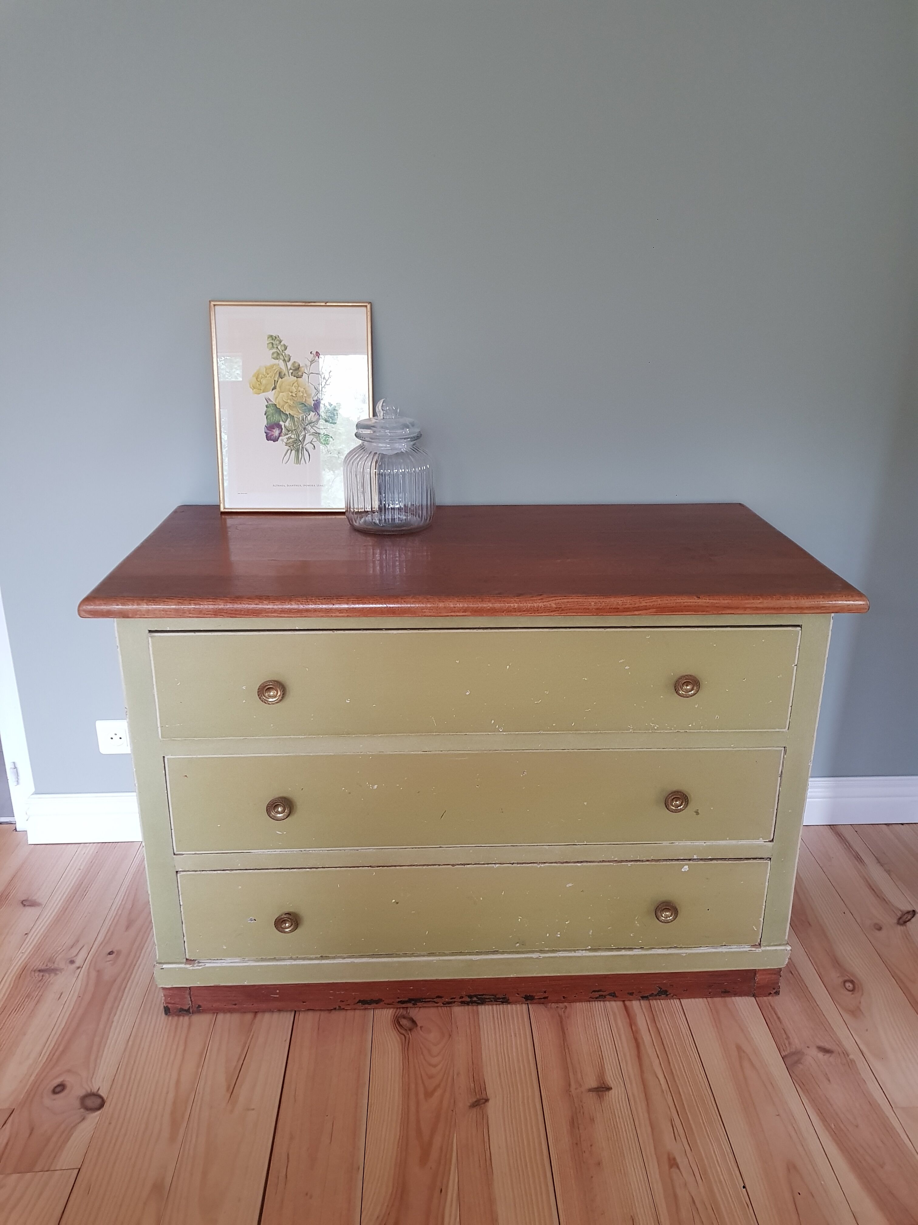Commode rétro dans son jus