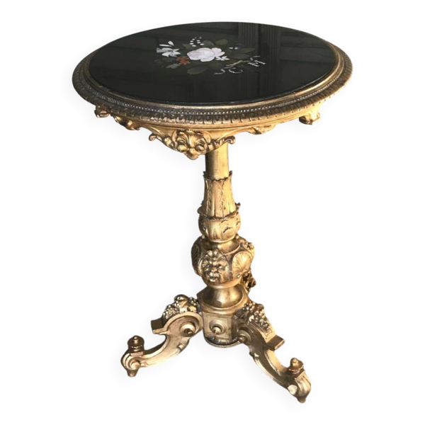 Guéridon en bois sculpté doré, tablette en marqueterie de marbres