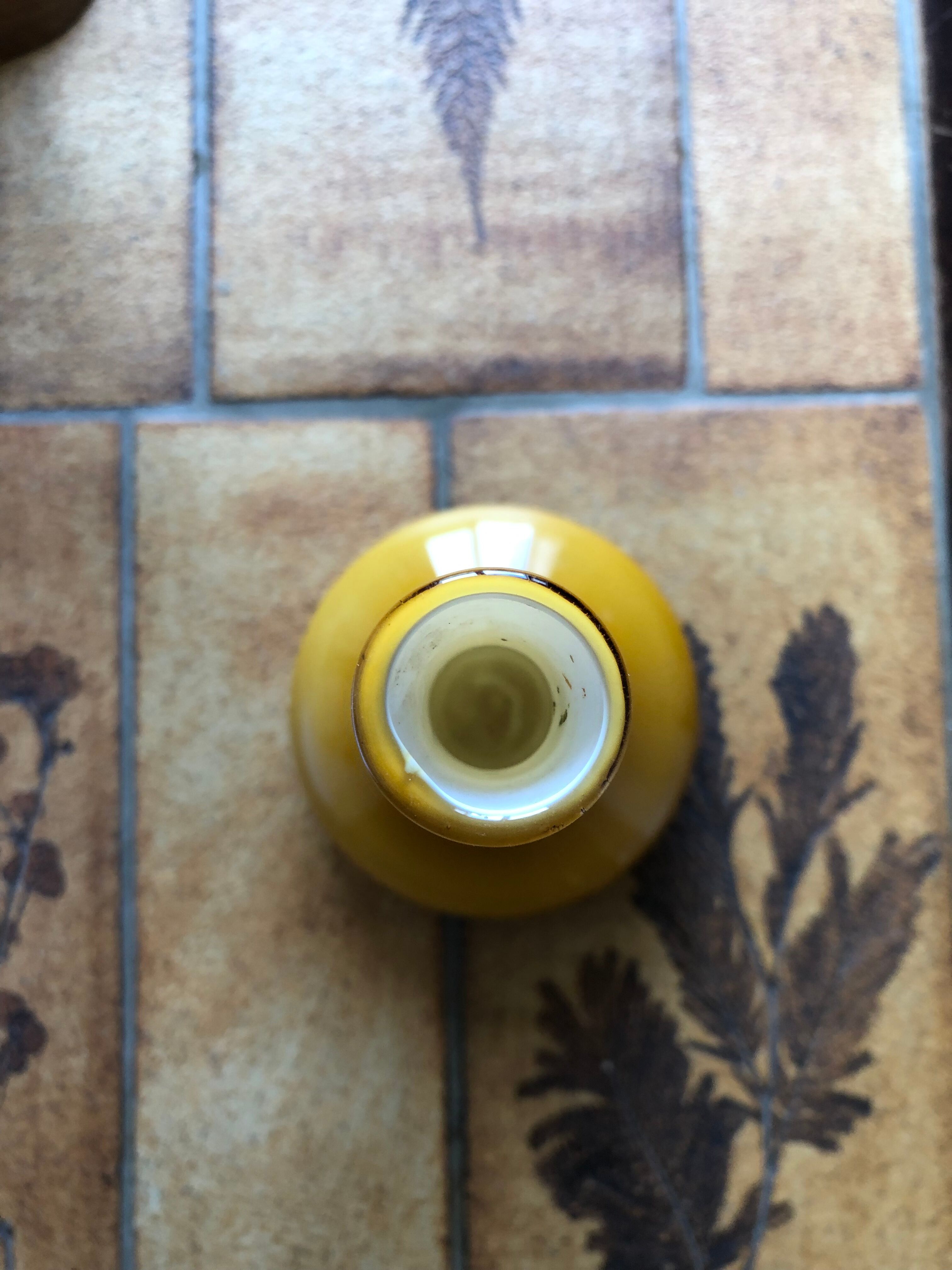 Vase looped soliflore in opaline yellow ochre