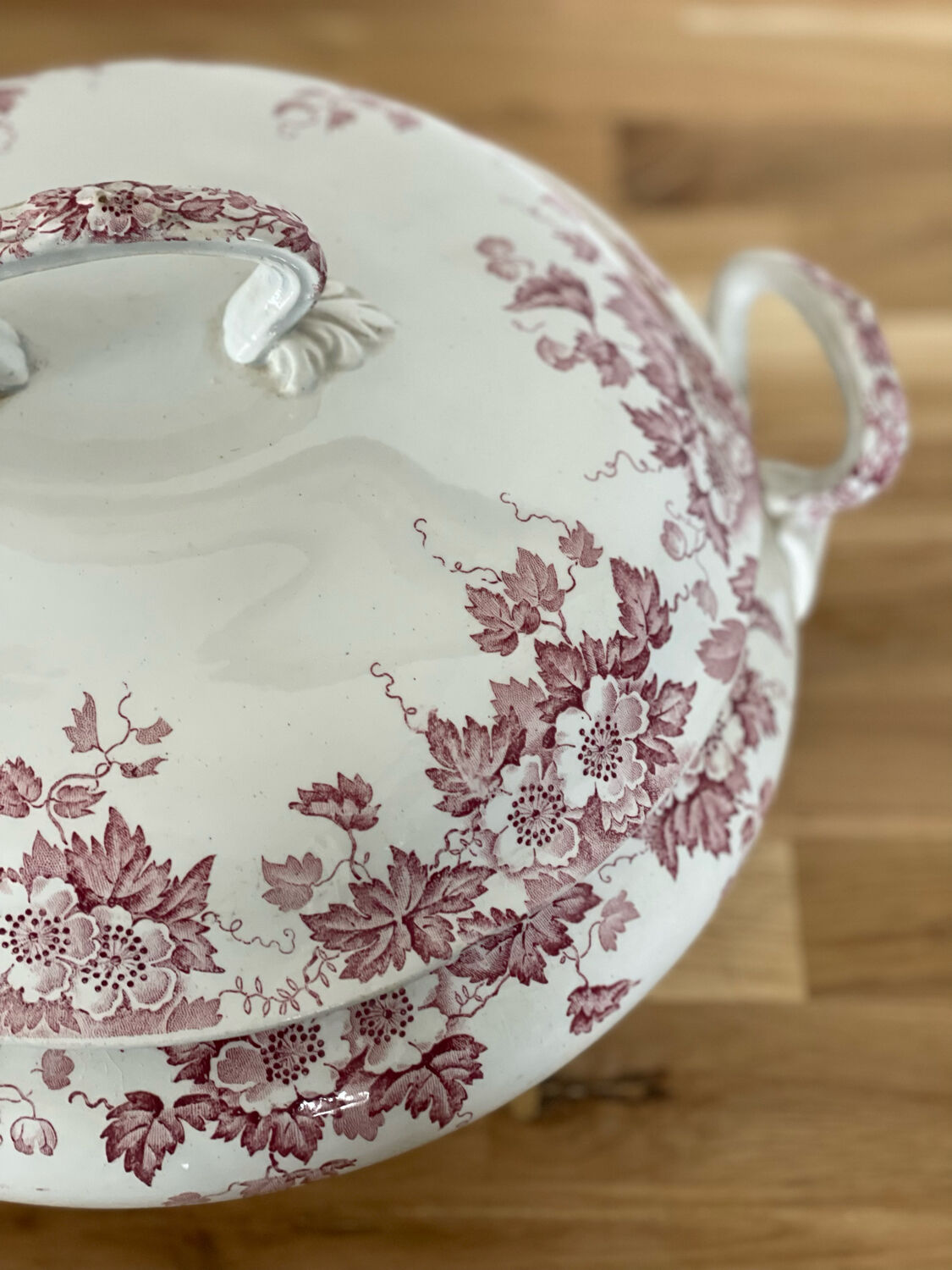 Saint-Amand tureen and Iron earth hamper