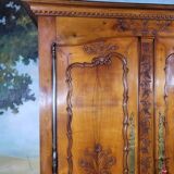 Armoire style Louis XV en merisier sculpté