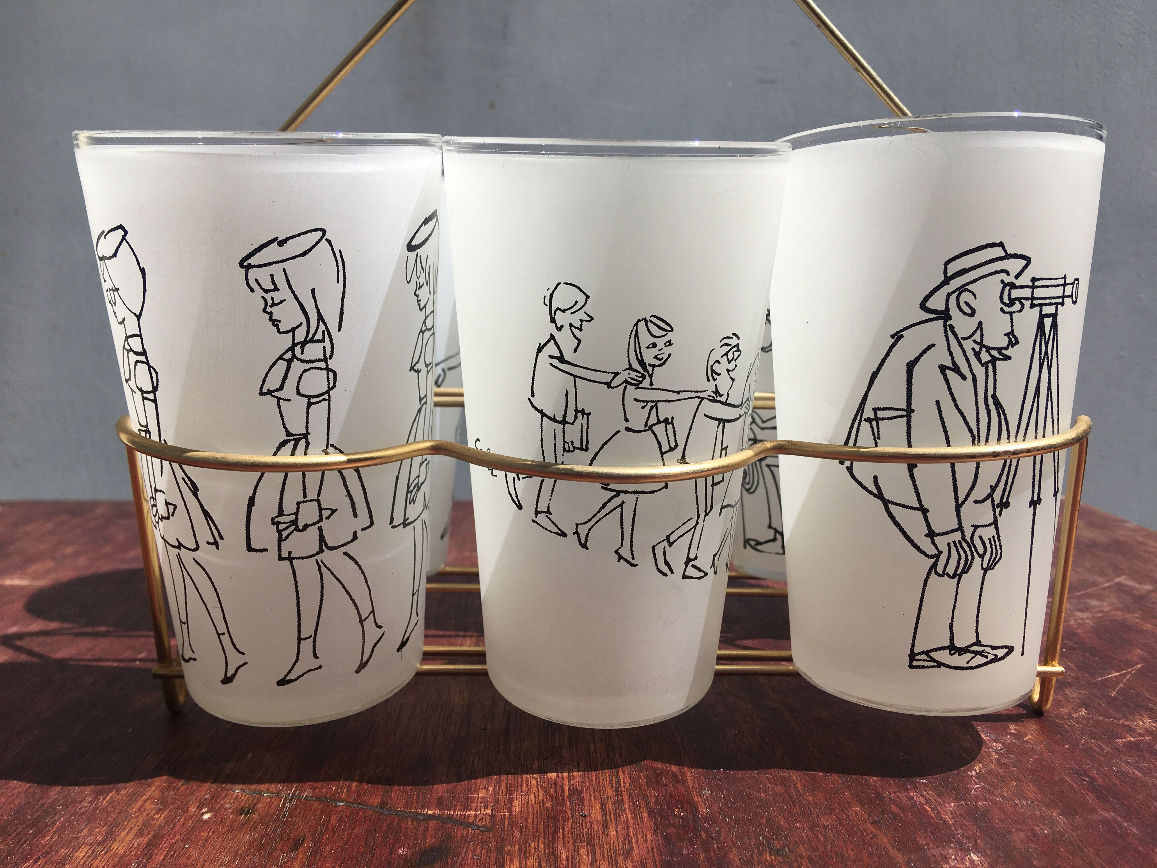 Set of glasses drawn by Cabù