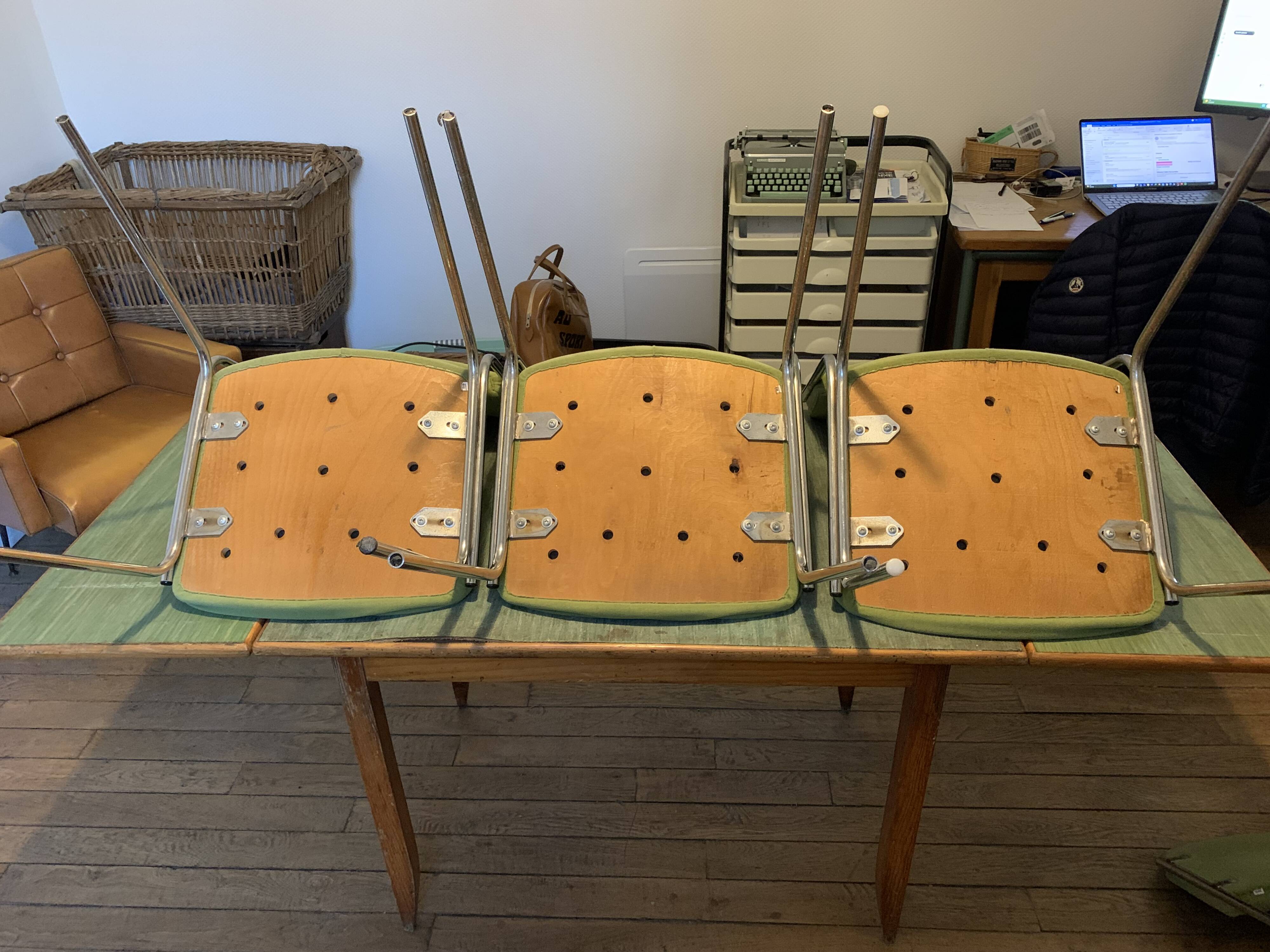 5 chaises 1 fauteuil 1970  structure chrome assise tissu vert style indus