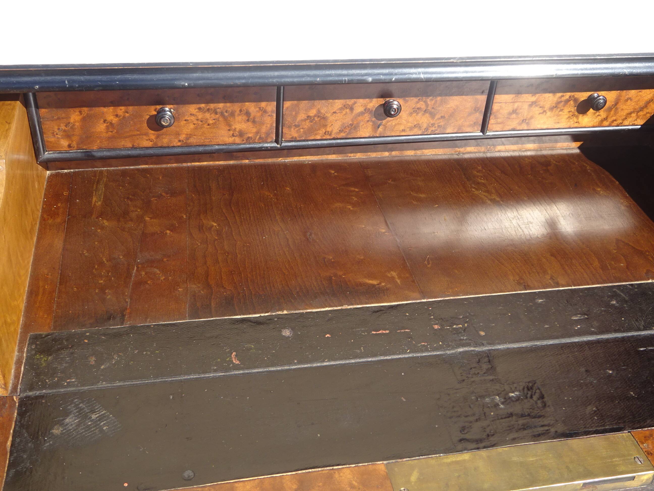 Napoleon III chest of drawers in walnut and burl walnut