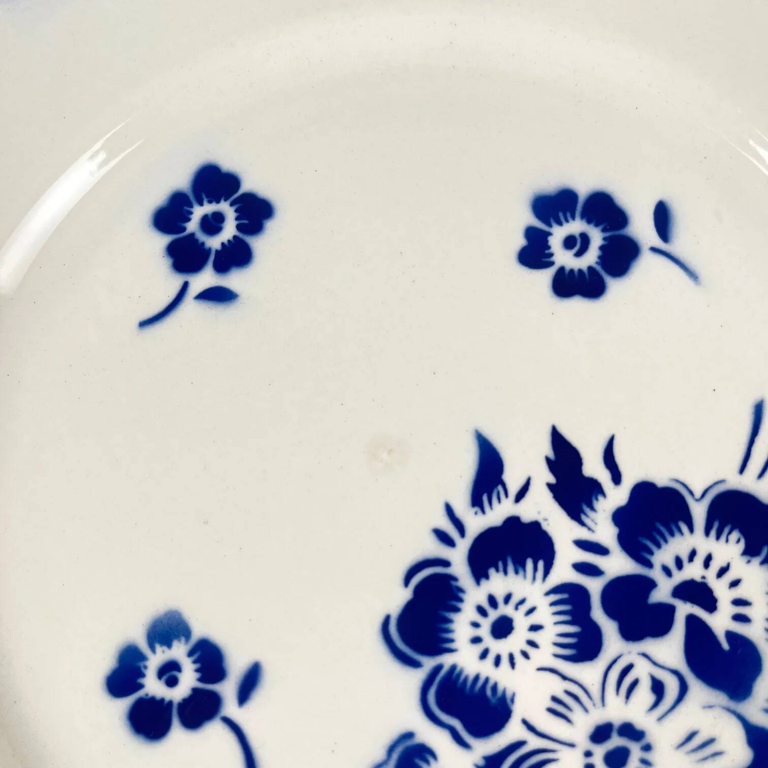 Set of 6 dessert plates, semi-porcelain Badonviller, blue flower pattern, early 20th century.