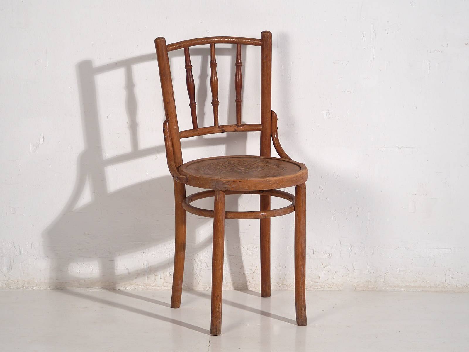 Anciennes chaises Thonet avec assise gravée (c.1920). Ensemble de 2 pièces