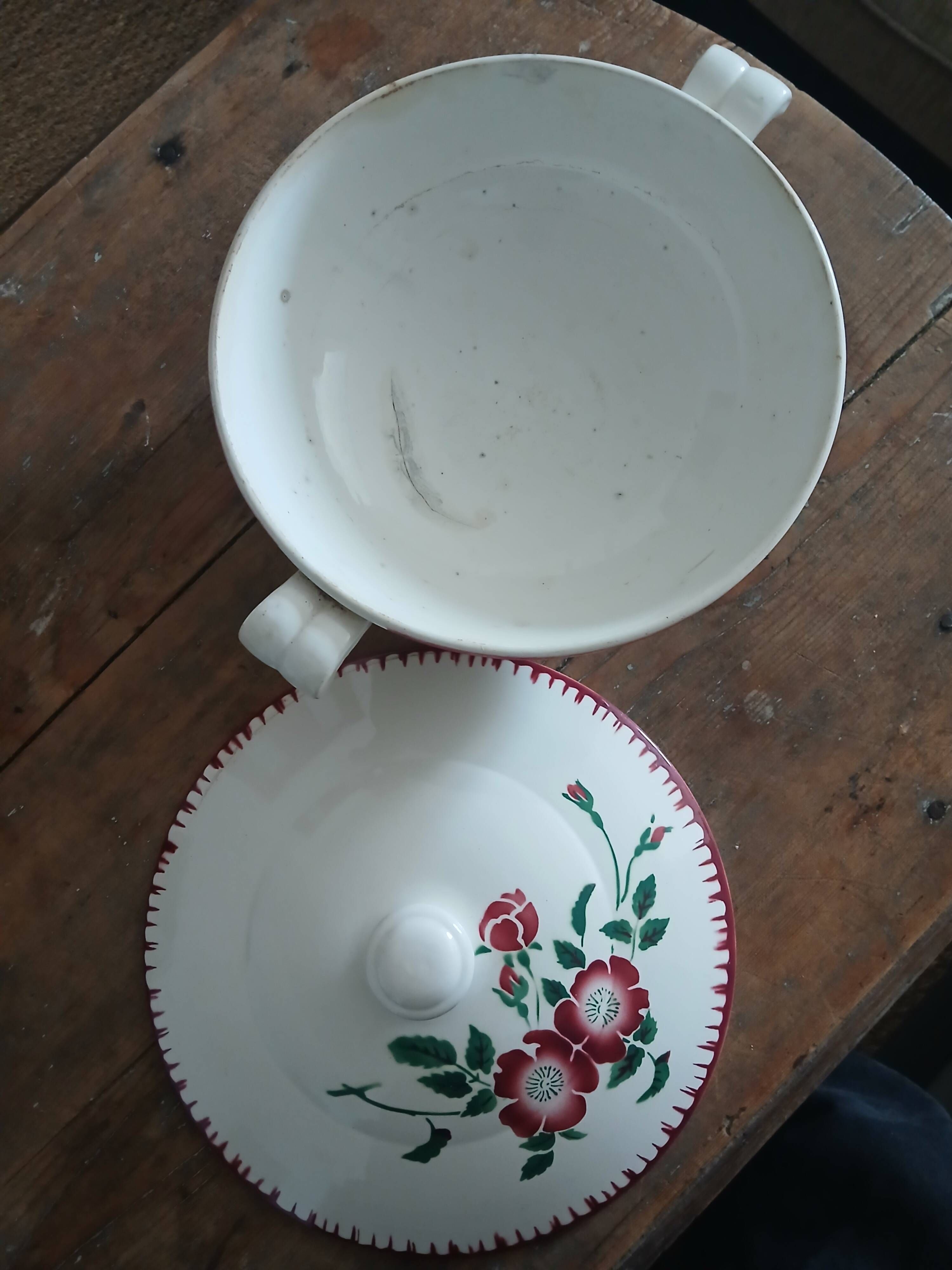 Antique soup tureen in earthenware - Sarreguemines, Épernay model