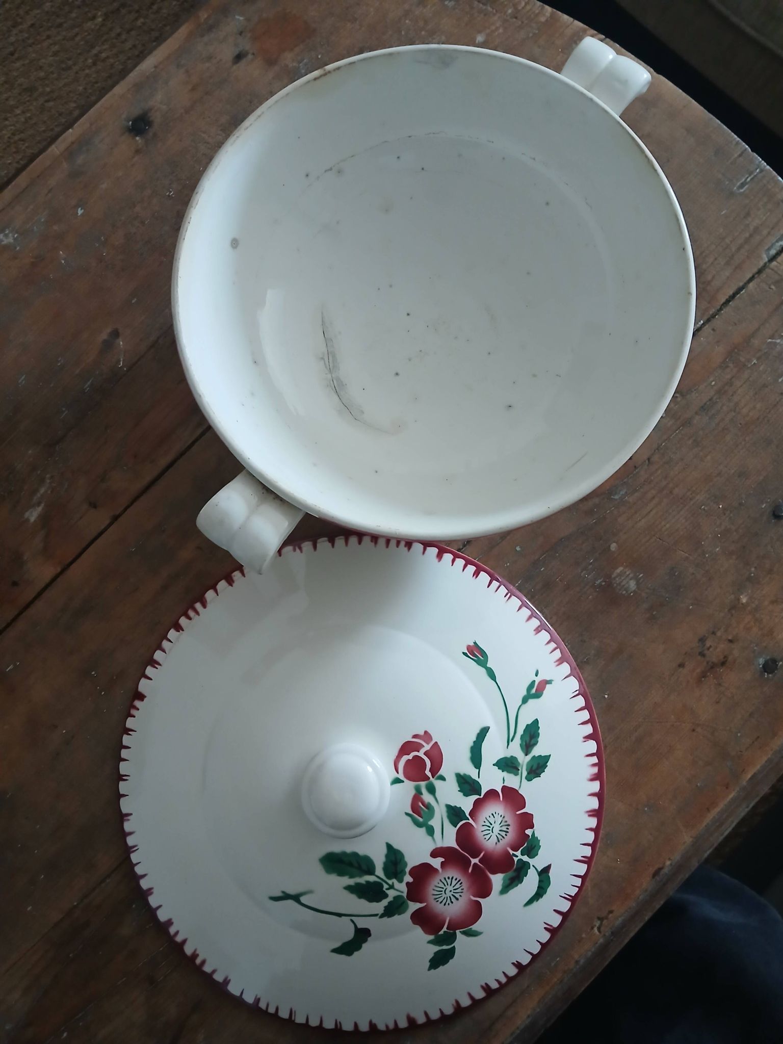 Antique soup tureen in earthenware - Sarreguemines, Épernay model