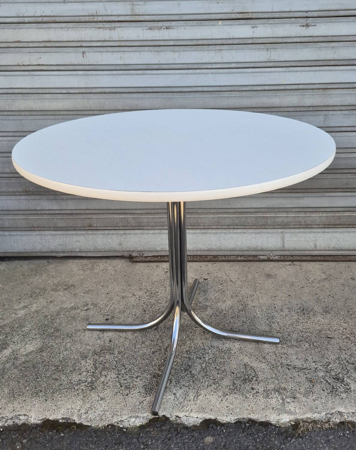 Round dining table 1970