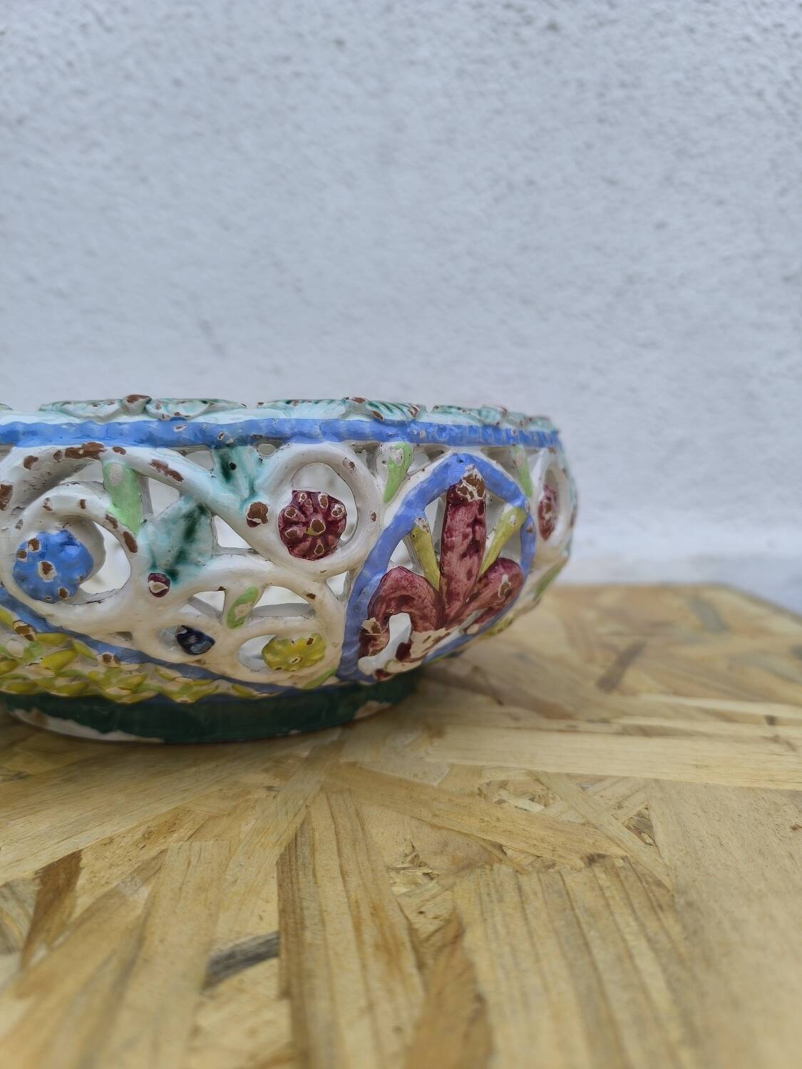 Italian barbotine fruit bowl from the 1930s