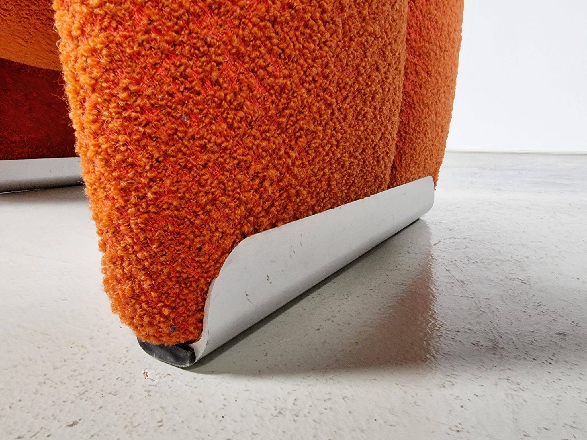 F598 Groovy 'M' chaise in orange/red bouclette by Pierre Paulin for Artifort, 1980