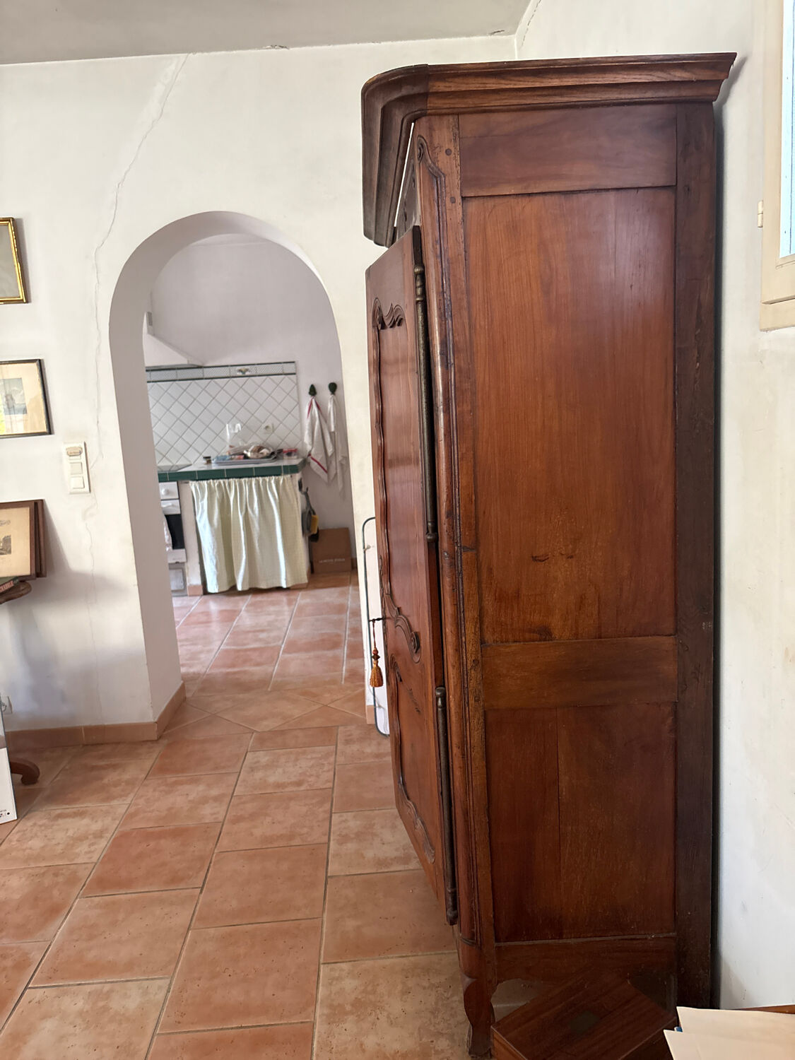 Beautiful antique oak wardrobe, dimensions suitable for current apartments.