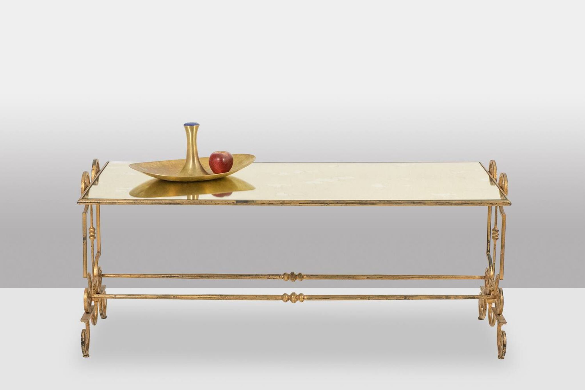 Table basse en fer forgé doré et plateau de verre églomisé. Années 1970
