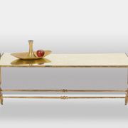 Table basse en fer forgé doré et plateau de verre églomisé. Années 1970