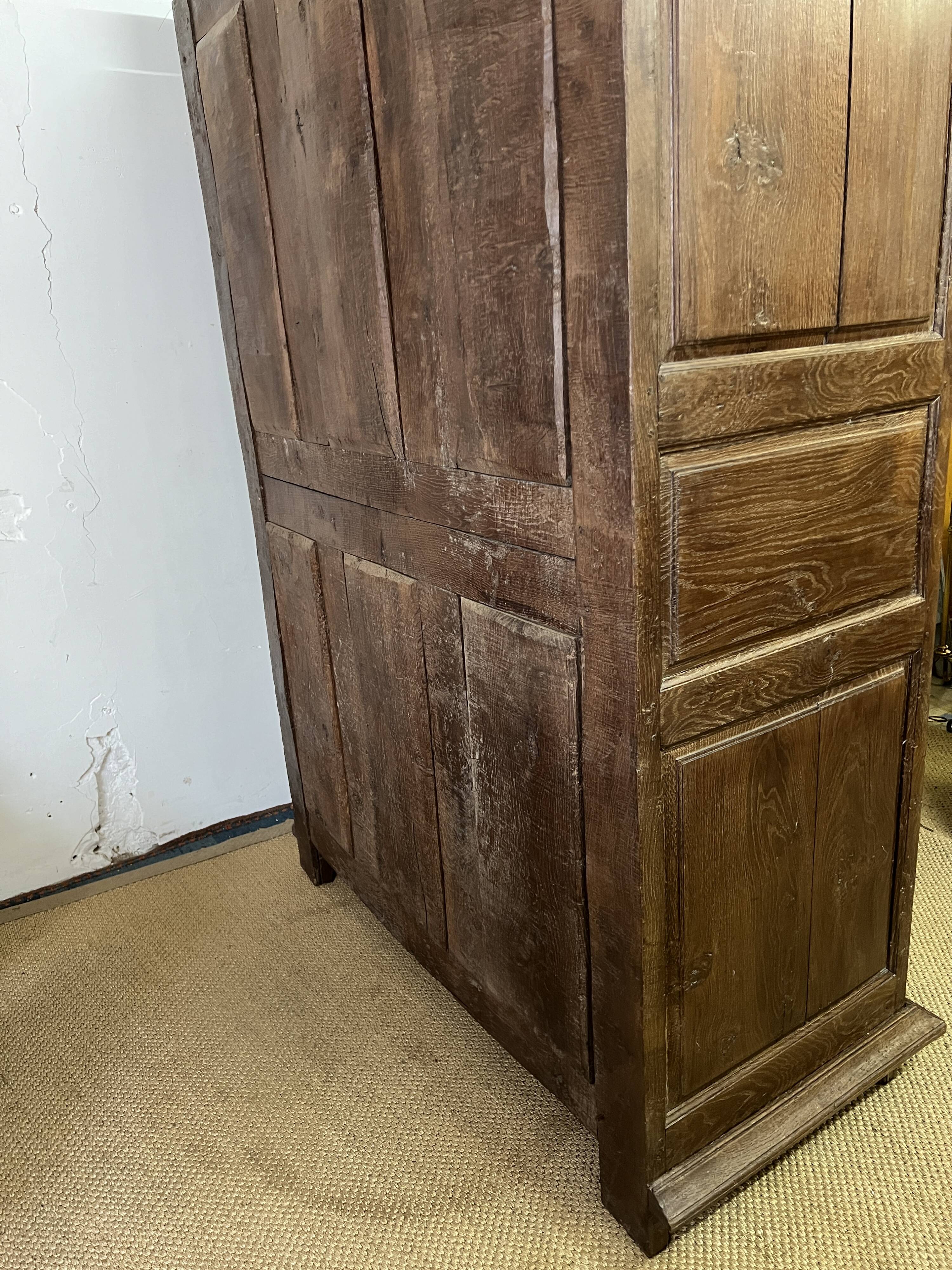 Armoire Louis XV en bois sculpté du XVIIIè siècle