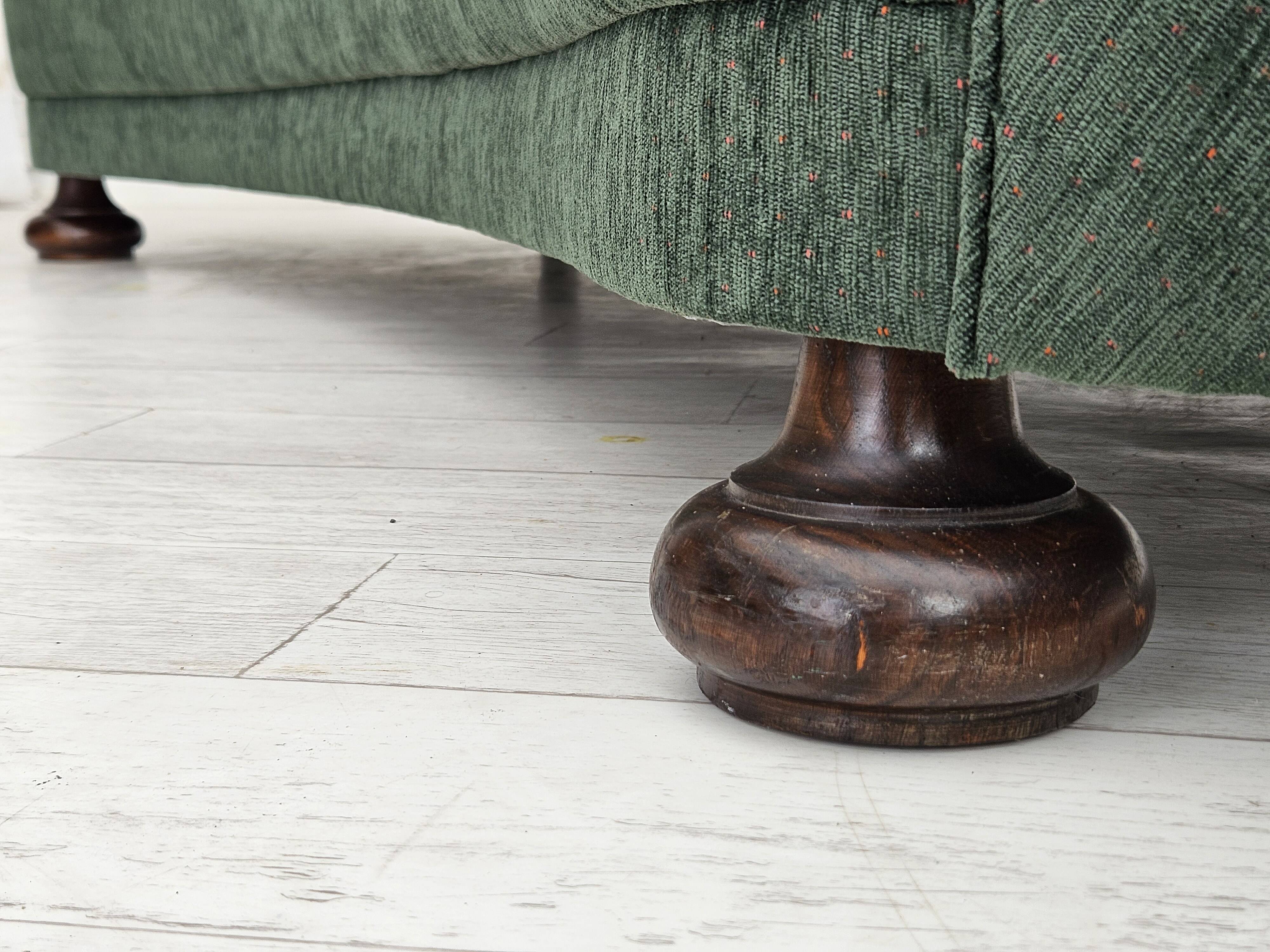 Années 1960, design danois, canapé 3 places "Banana" refait à neuf, velours vintage.