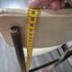 chaise vintage ossature bois pied compas avec metal sur le devant dosseret t assise cuir ecru