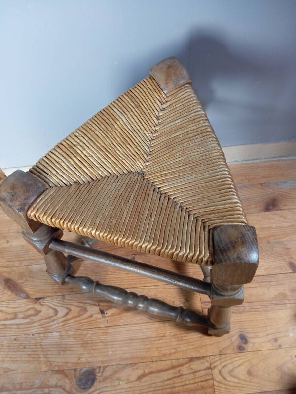 Tabouret tripode bois et paille style neo basque