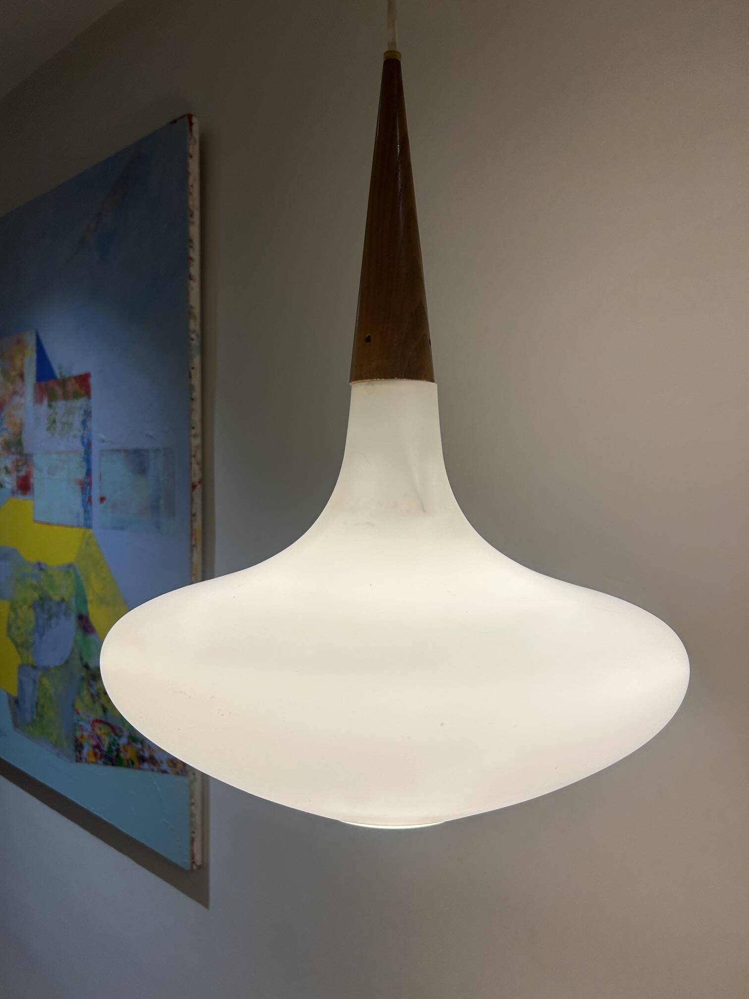 Suspension en opaline et teck Louis Kalff