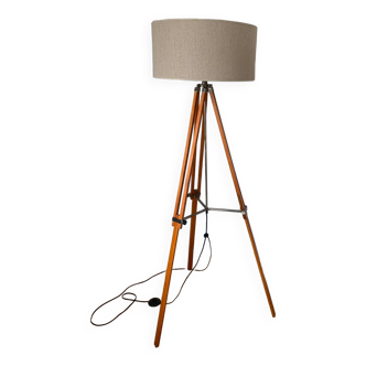 Tripod floor lamp