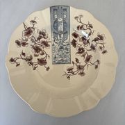 Assiette terre de fer sépia et bleu Longchamp - terre de fer cigognes