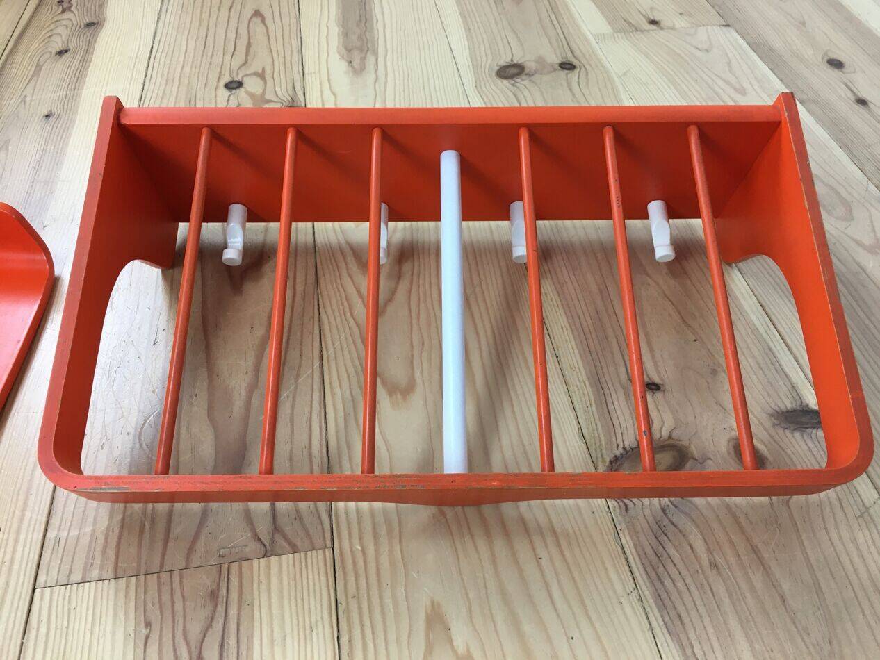Space age wall coat rack, orange wood, with its shelf from the 1970s.